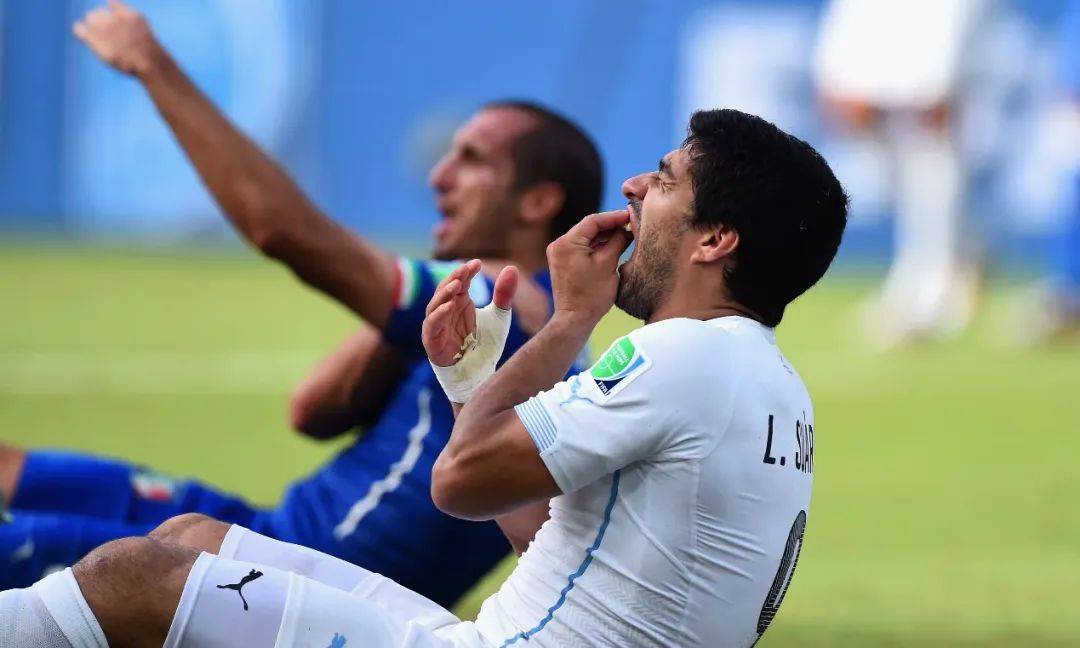 乌拉圭神锋再次获奖，世界足坛赞叹不已