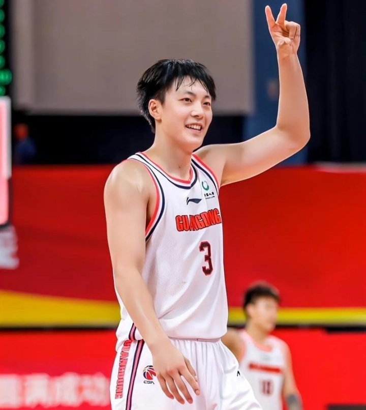 年轻球员崭露头角,CBA比赛风起云涌的简单介绍 年轻球员崭露头角,CBA比赛风起云涌的简单介绍