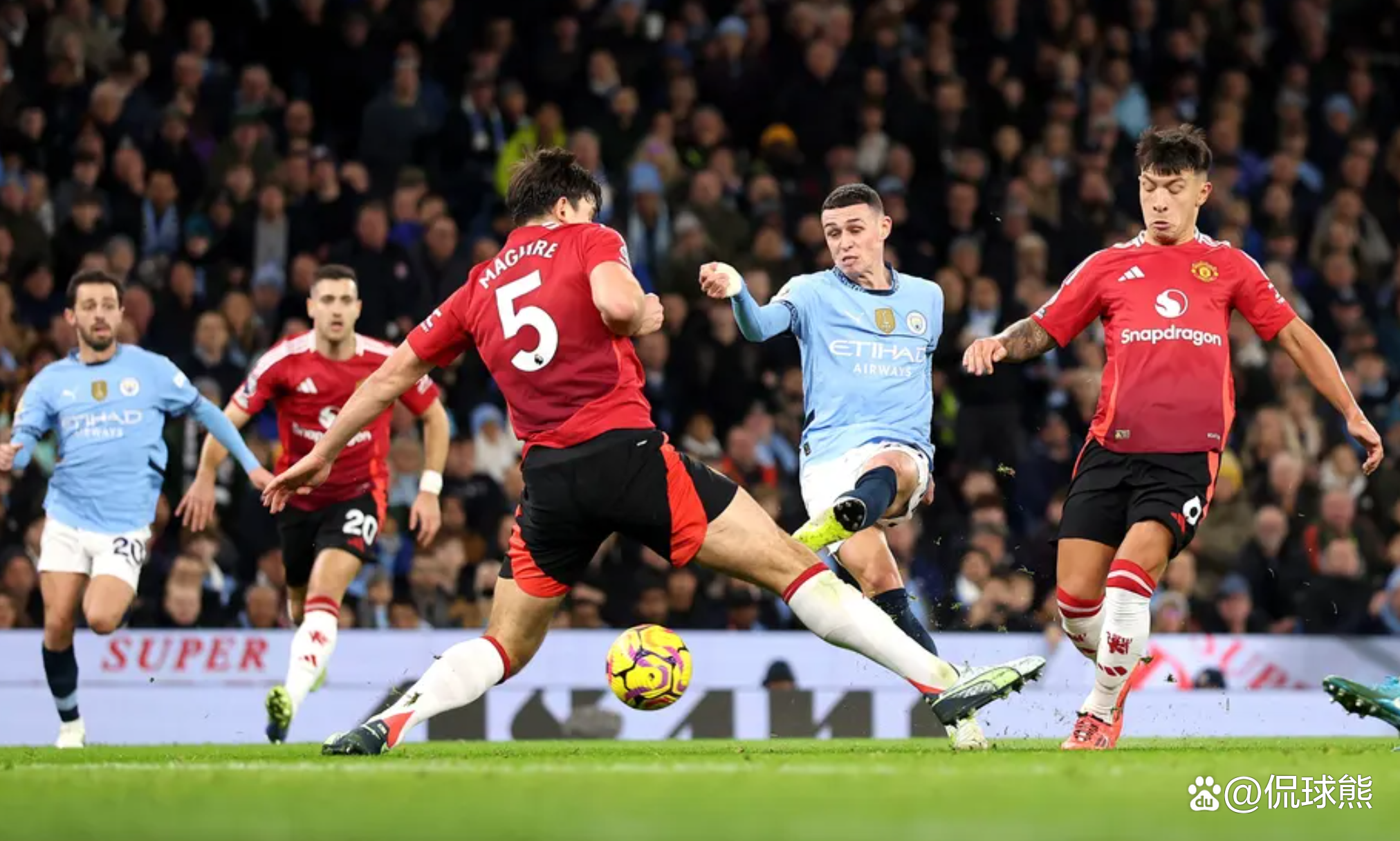 包含热辣欧洲对决盛况：球场上掀起狂热激战的词条