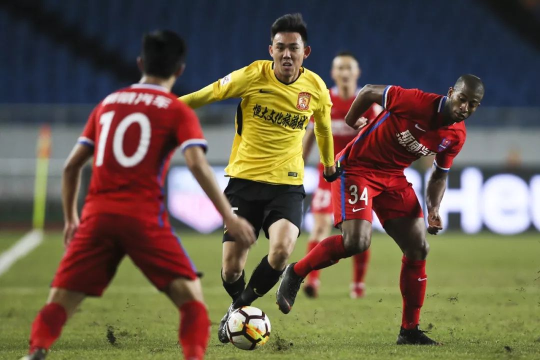 包含广州恒大主场大胜重庆斯威，稳固前四位置的词条