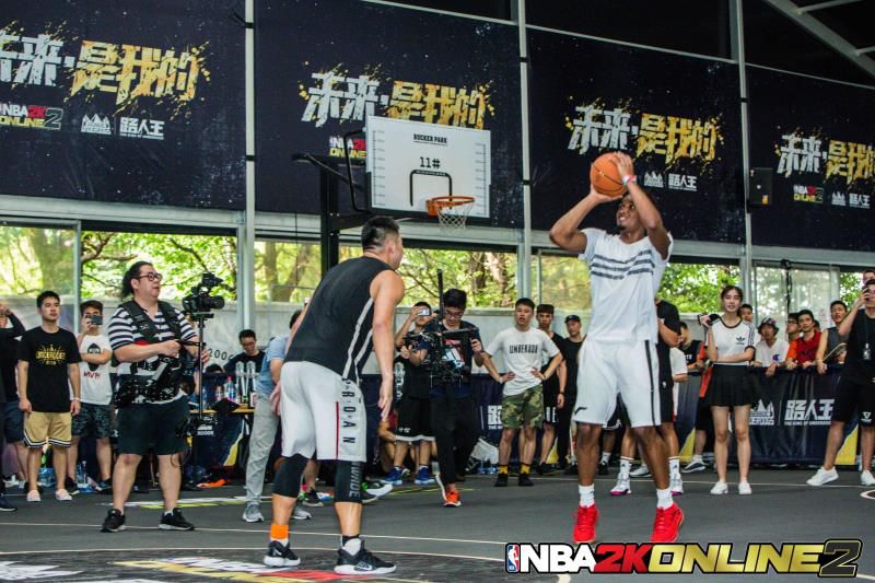 爱游戏官网-米切尔现场助阵梅罗对山猫队比