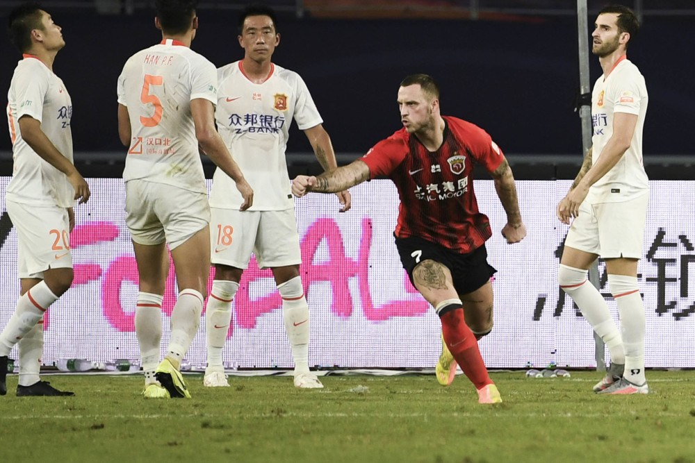 上港惊险逆转富力，实力胜出让球迷振奋的简单介绍