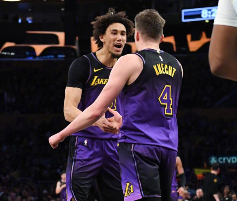 爱游戏官网入口-NBA总决赛：湖人大胜马刺取得首胜