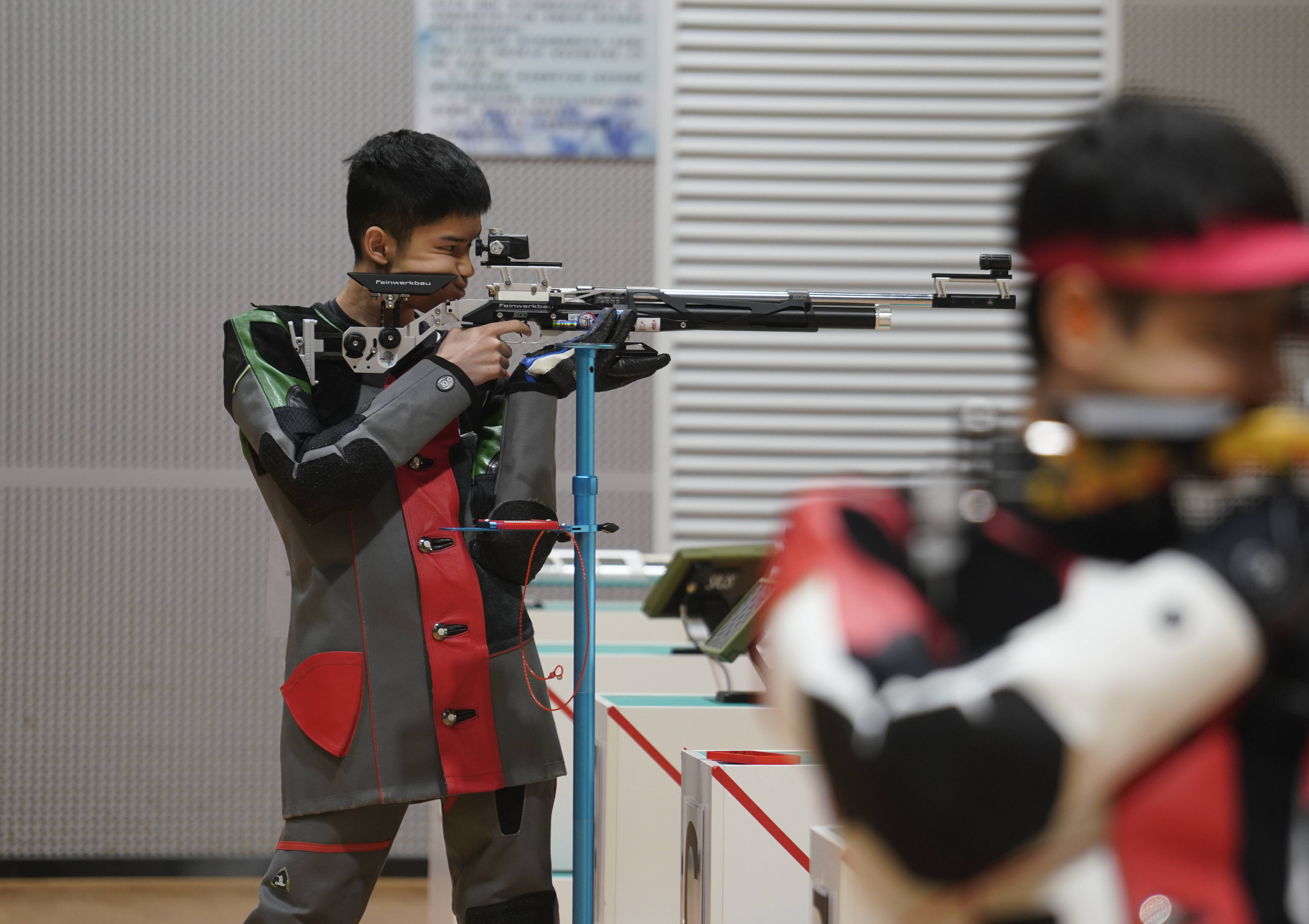 关于射击运动员突破纪录因精湛技艺获好评的信息