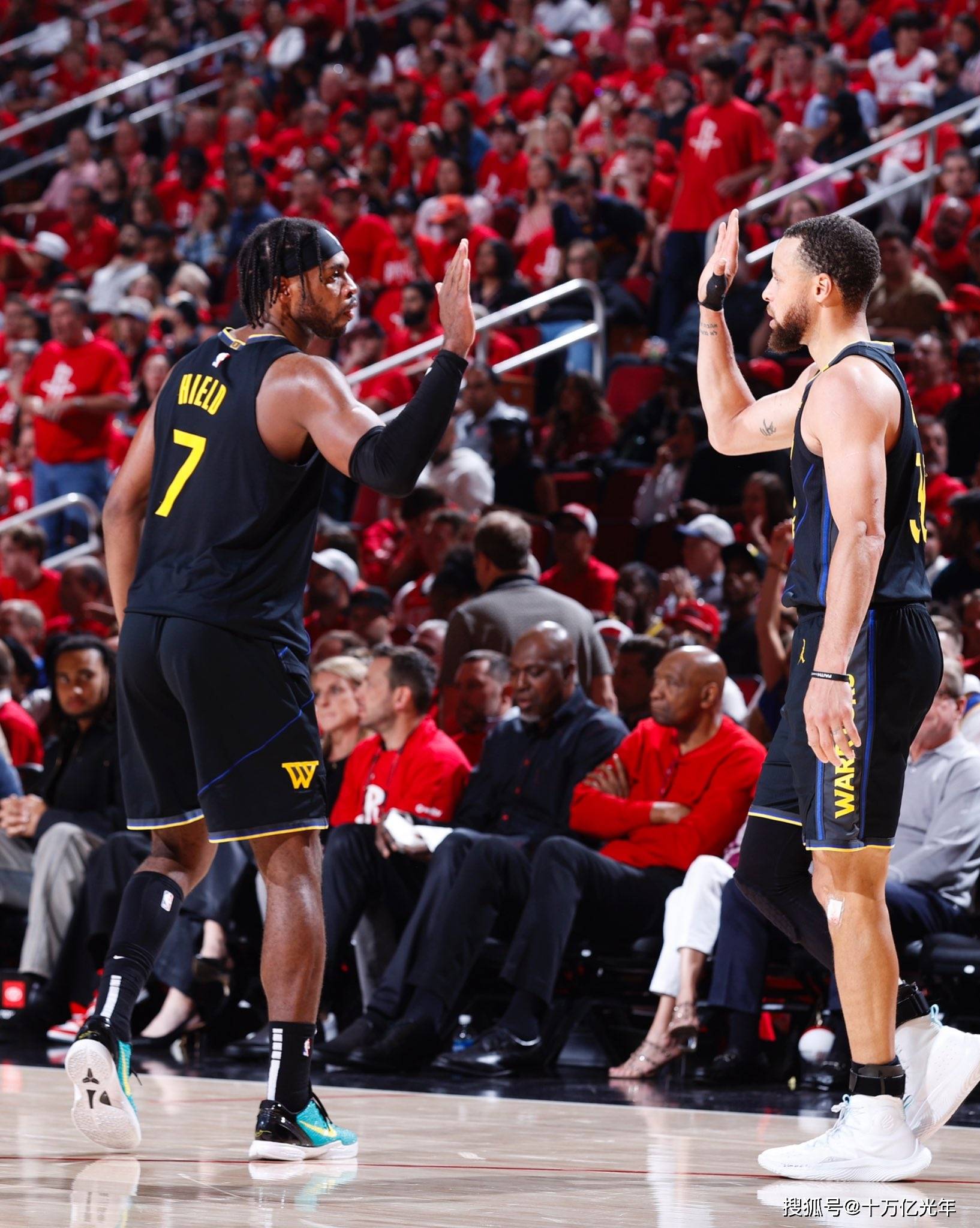 勇士队横扫火箭队，晋级西部半决赛