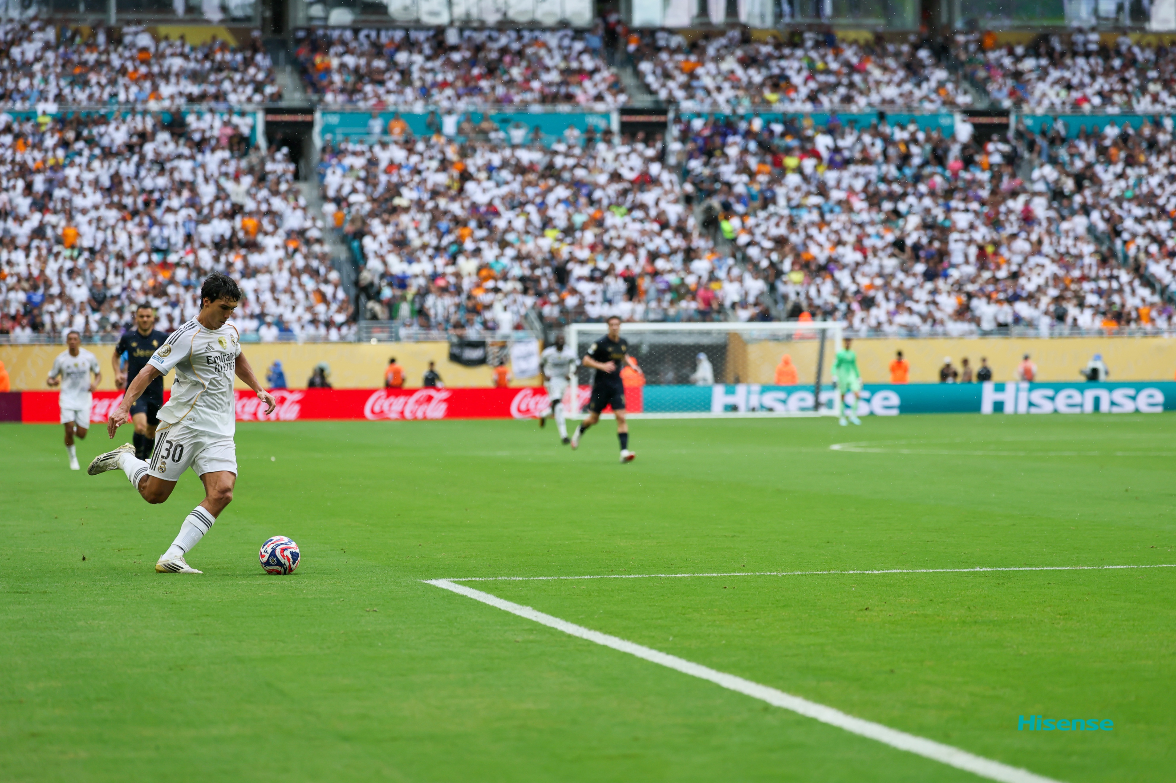 爱游戏官网-皇家马德里不敌尤文图斯，晋级形势严峻