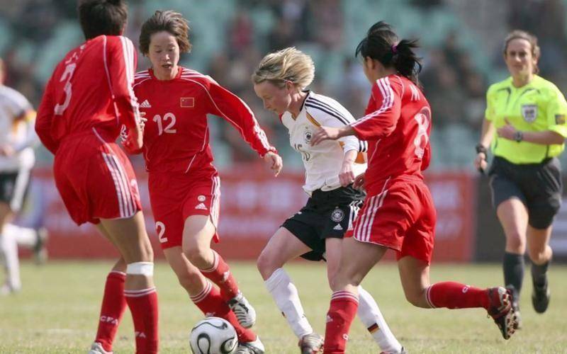 新加坡女足对阵马来西亚队，比赛精彩纷呈