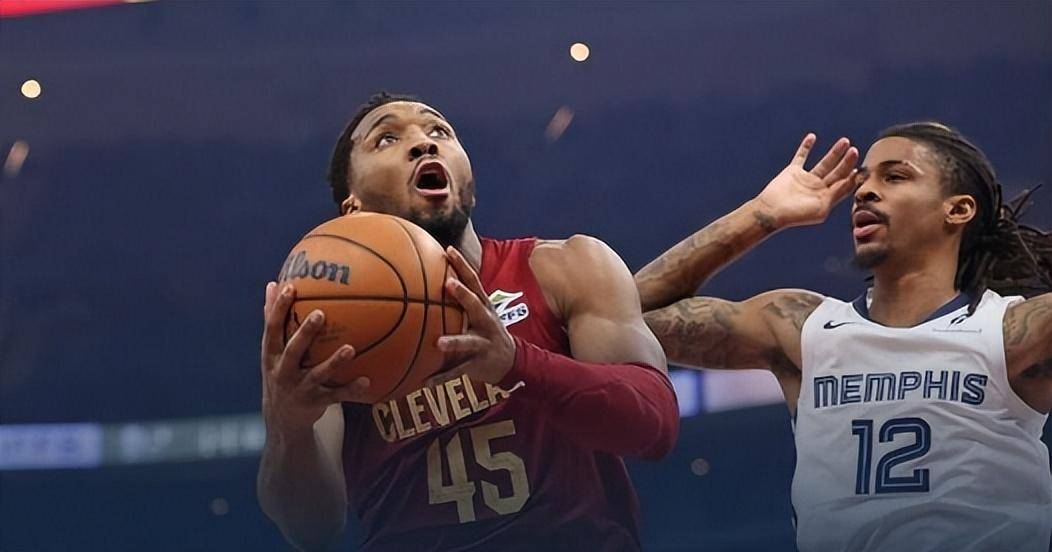 爱游戏官方入口-米切尔关键时刻爆发，领导球队逆转战胜