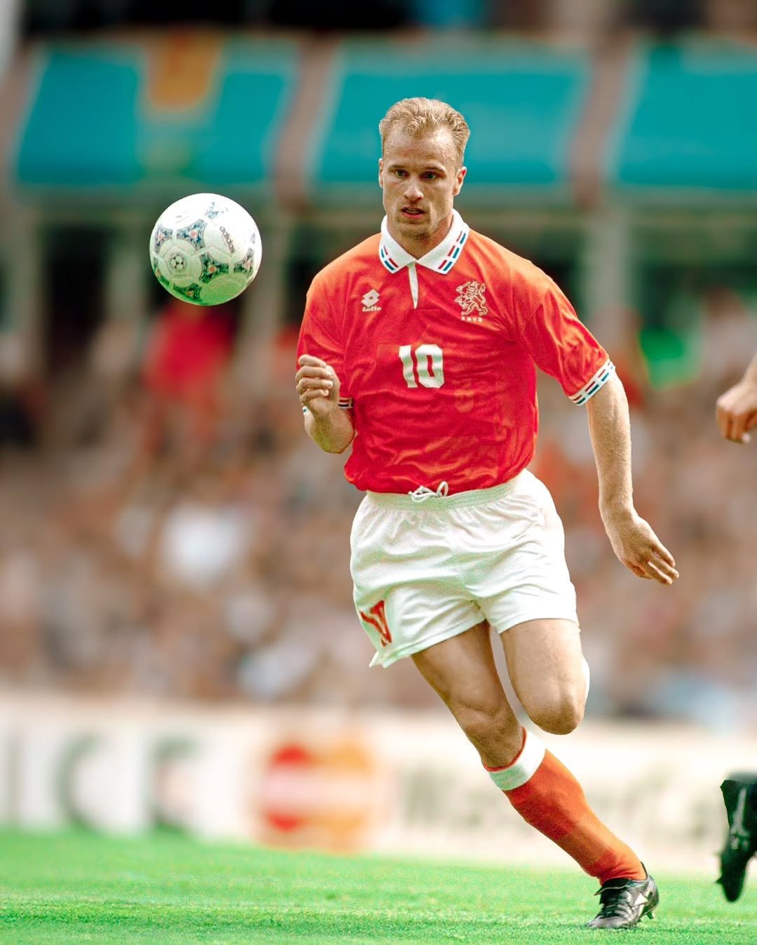 欧洲U足球锦标赛半决赛，荷兰队晋级决赛