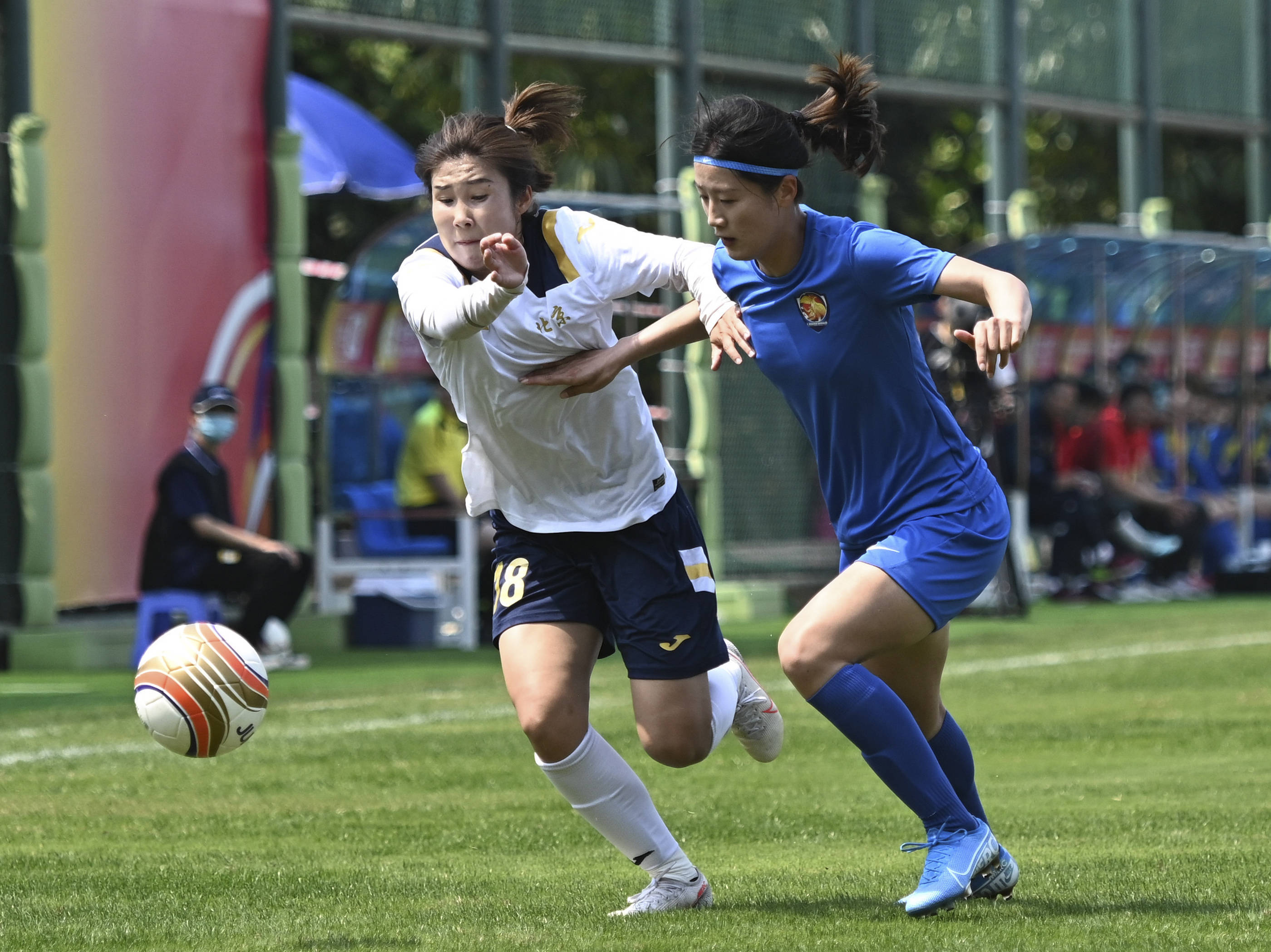 世界女足球员在比赛中充分施展实力