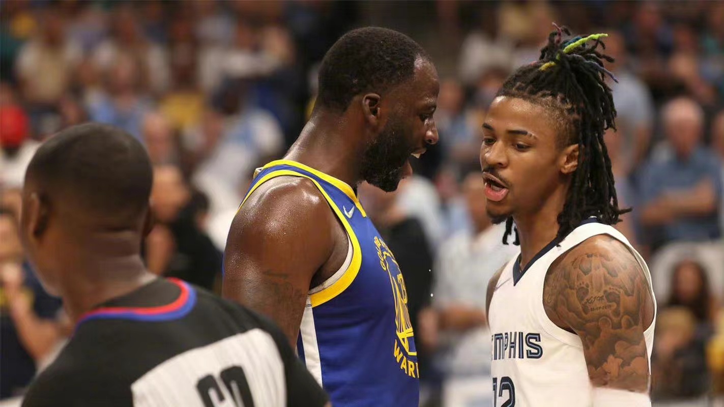 关于火药味十足！球场上的悬念战斗的信息