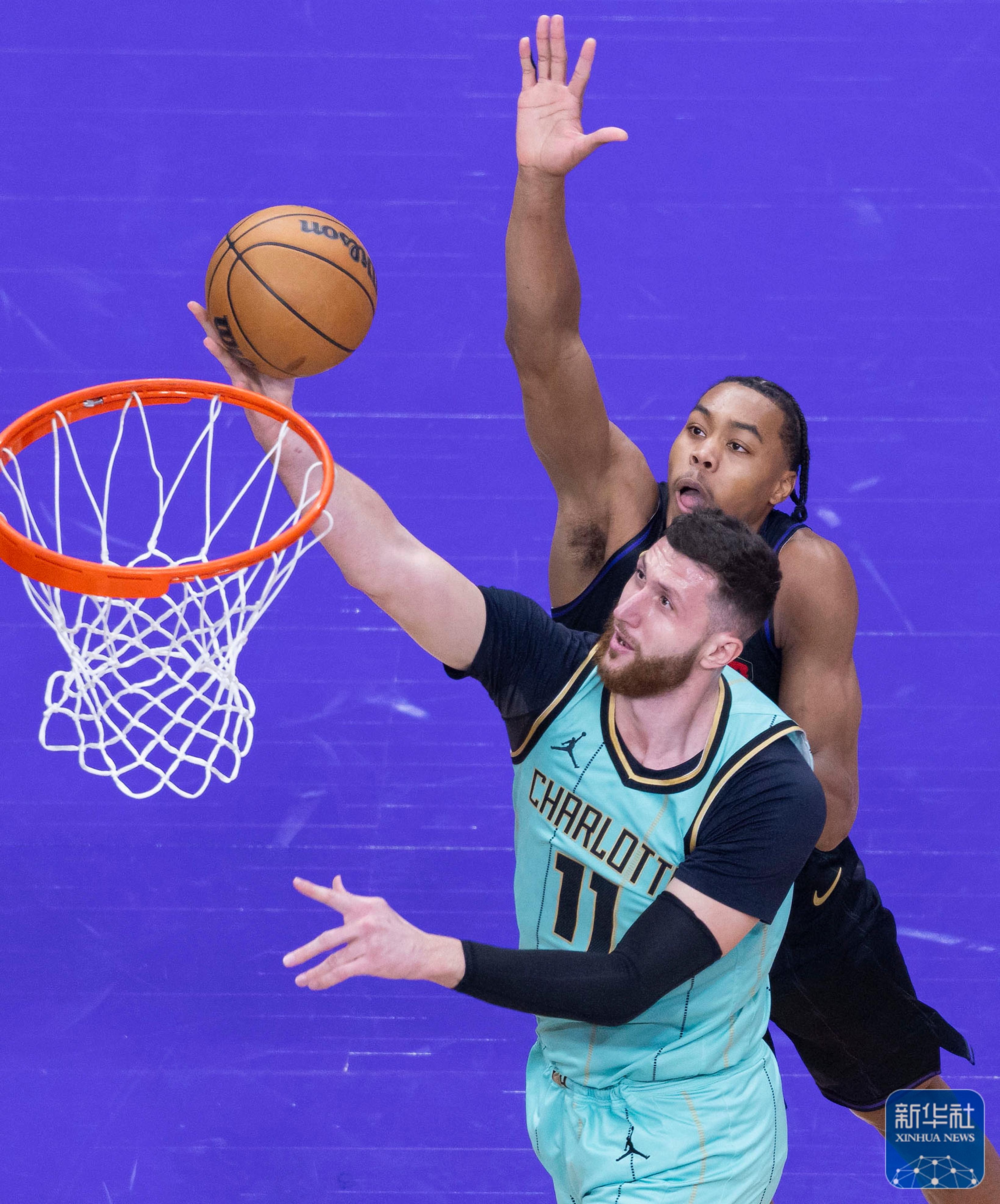 爱游戏中国官网-猛龙新秀闪耀赛场，表现令人惊艳引起球迷热议的简单介绍