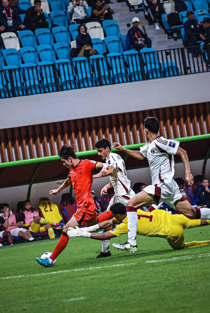 爱游戏体育官网-中国足球联赛球员表现抢眼，球队实力再升级