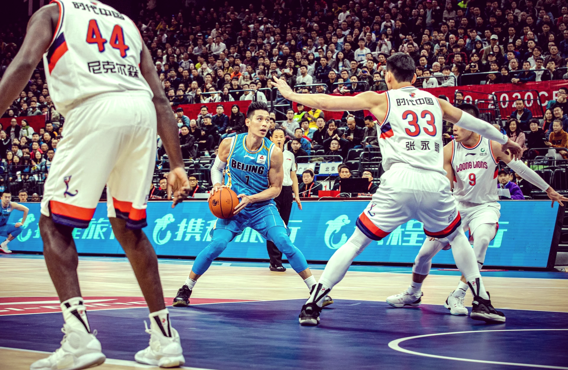 爱游戏官网-篮球球队在最新比赛中展现出色