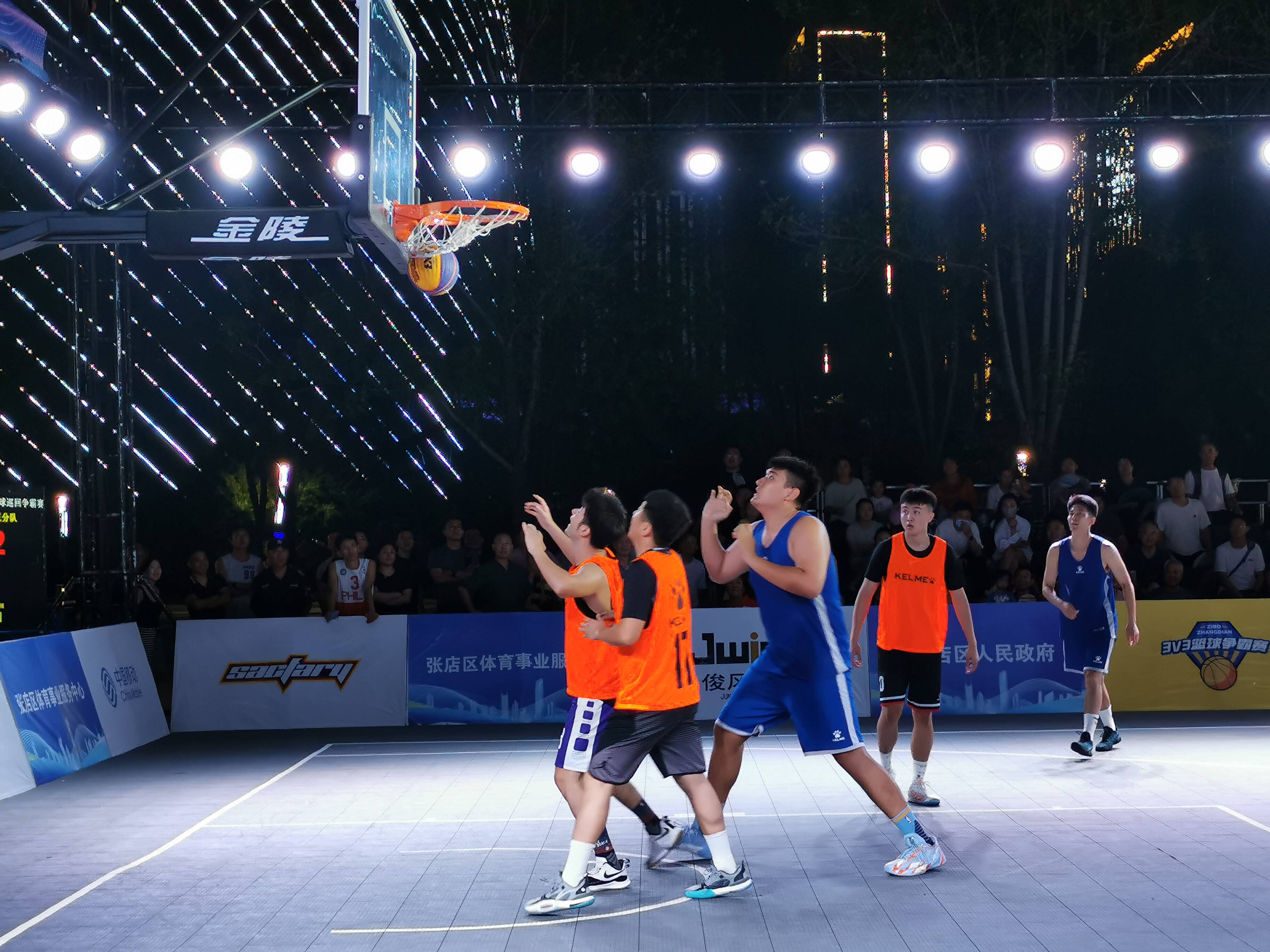 篮球球队在最新比赛中展现出色