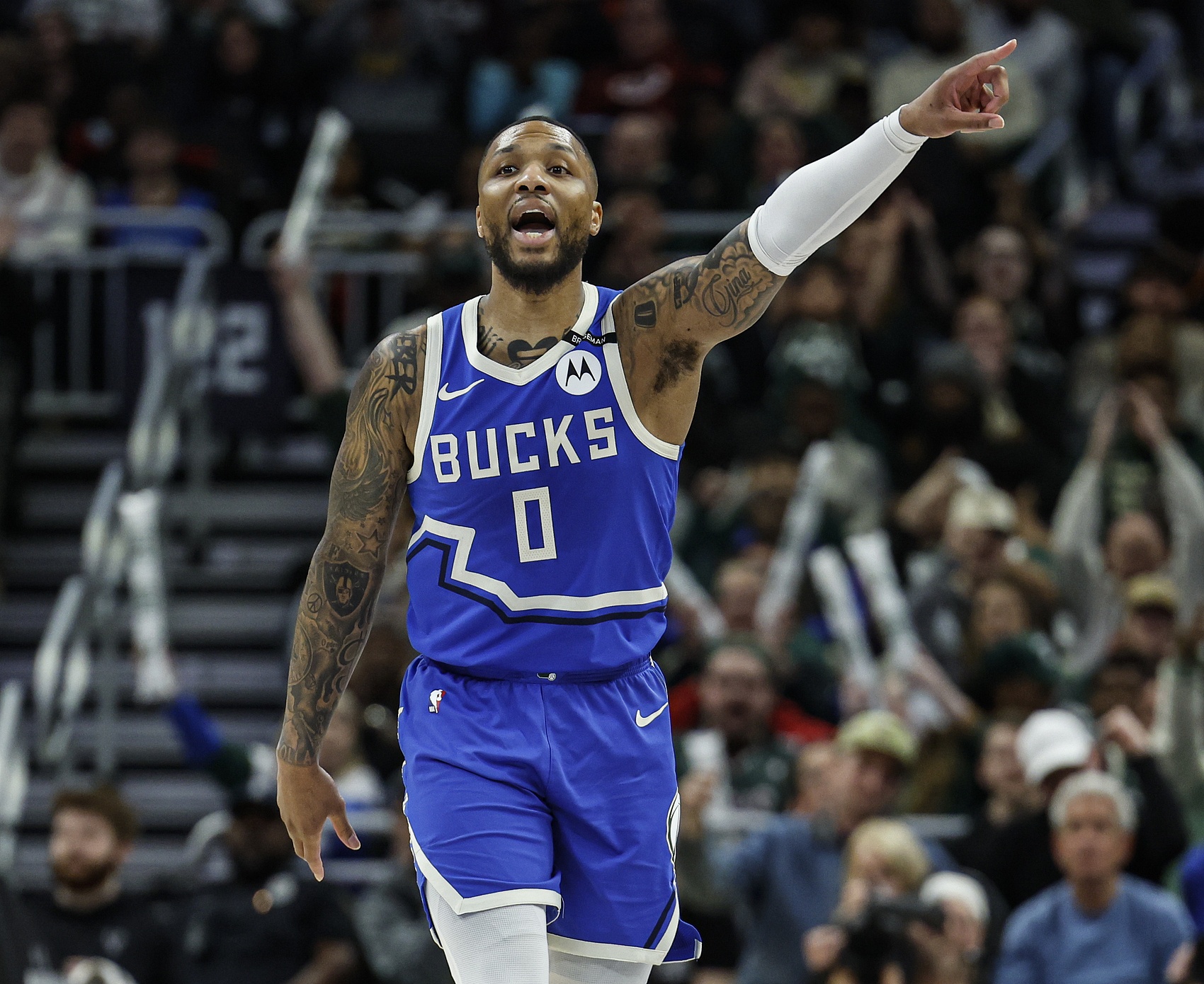 爱游戏登录-开拓者客场逆转雄鹿，悬念颠覆令人眼前一亮