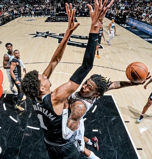 关于灰熊主场大胜马刺，提升排名的信息