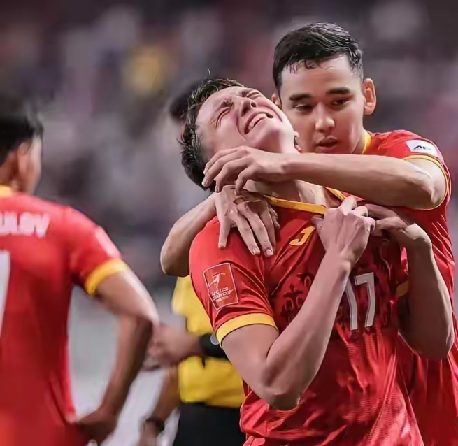 足球战士们在场上的拼搏精神令人动容！的简单介绍