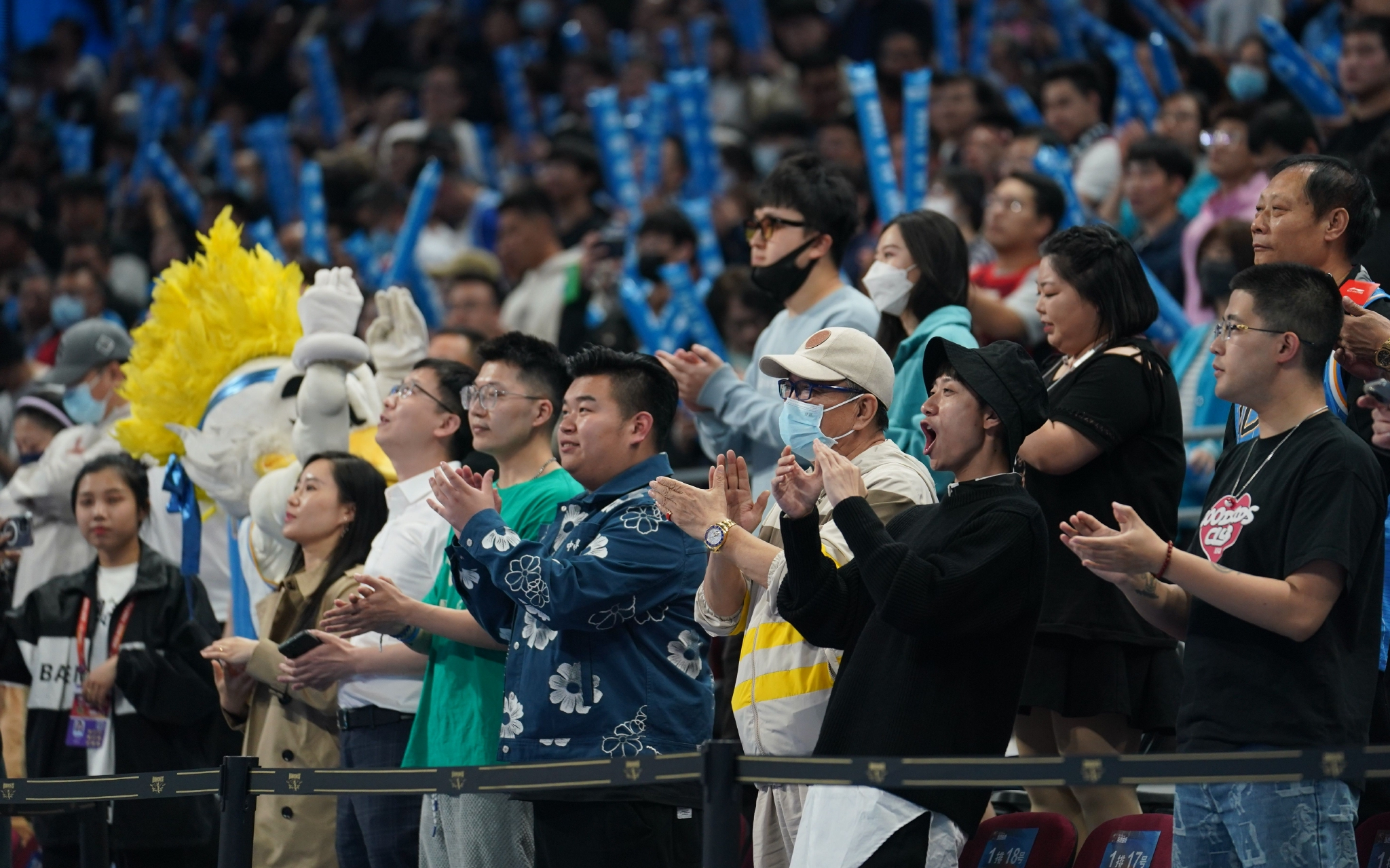 运动员精彩表现观众尖叫叫好