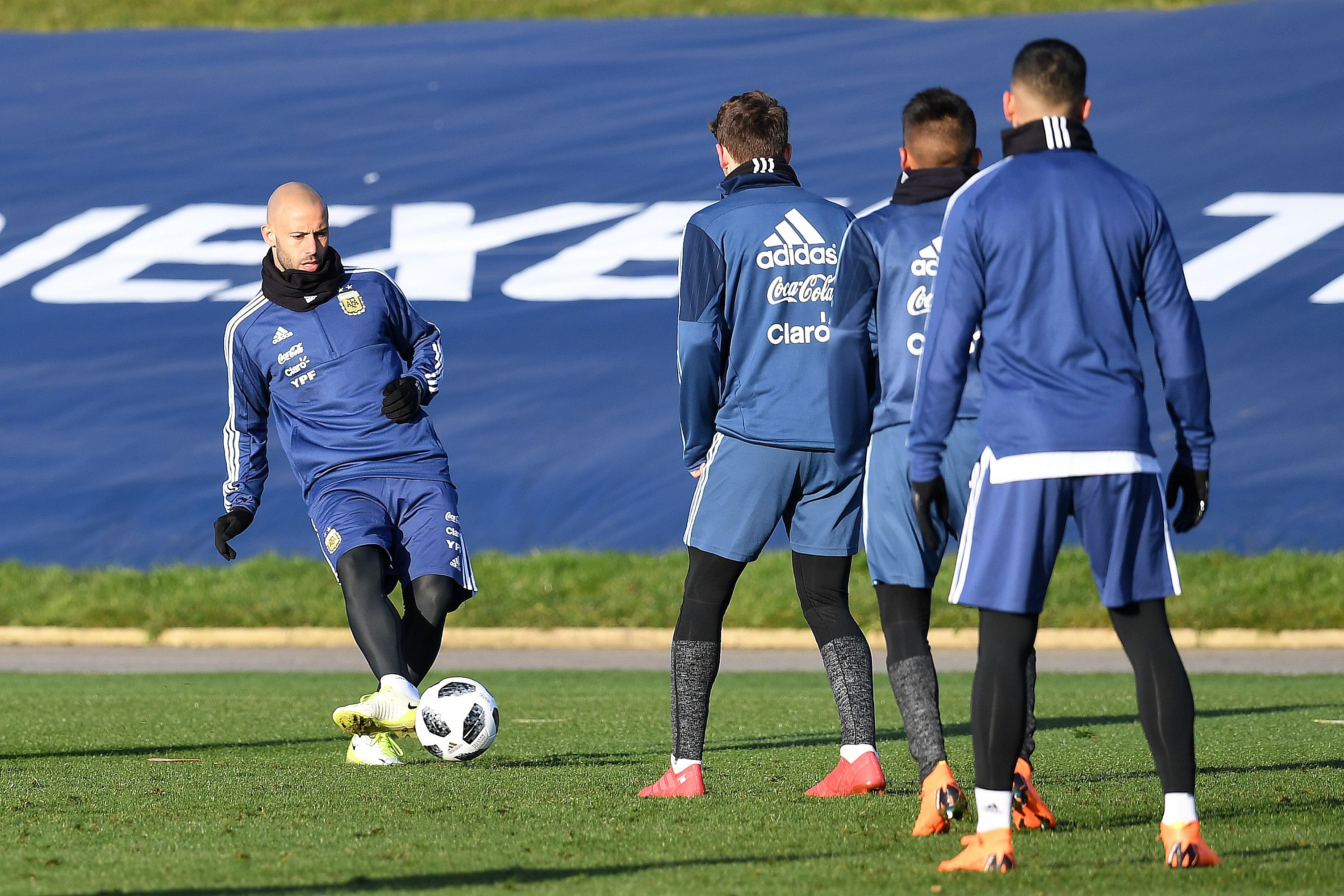 爱游戏网页版-阿根廷队投入比赛，足球训练备战